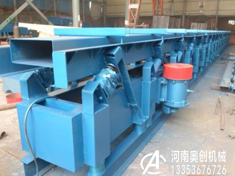 振（zhèn）動輸送（sòng）機廠家生產圖展示