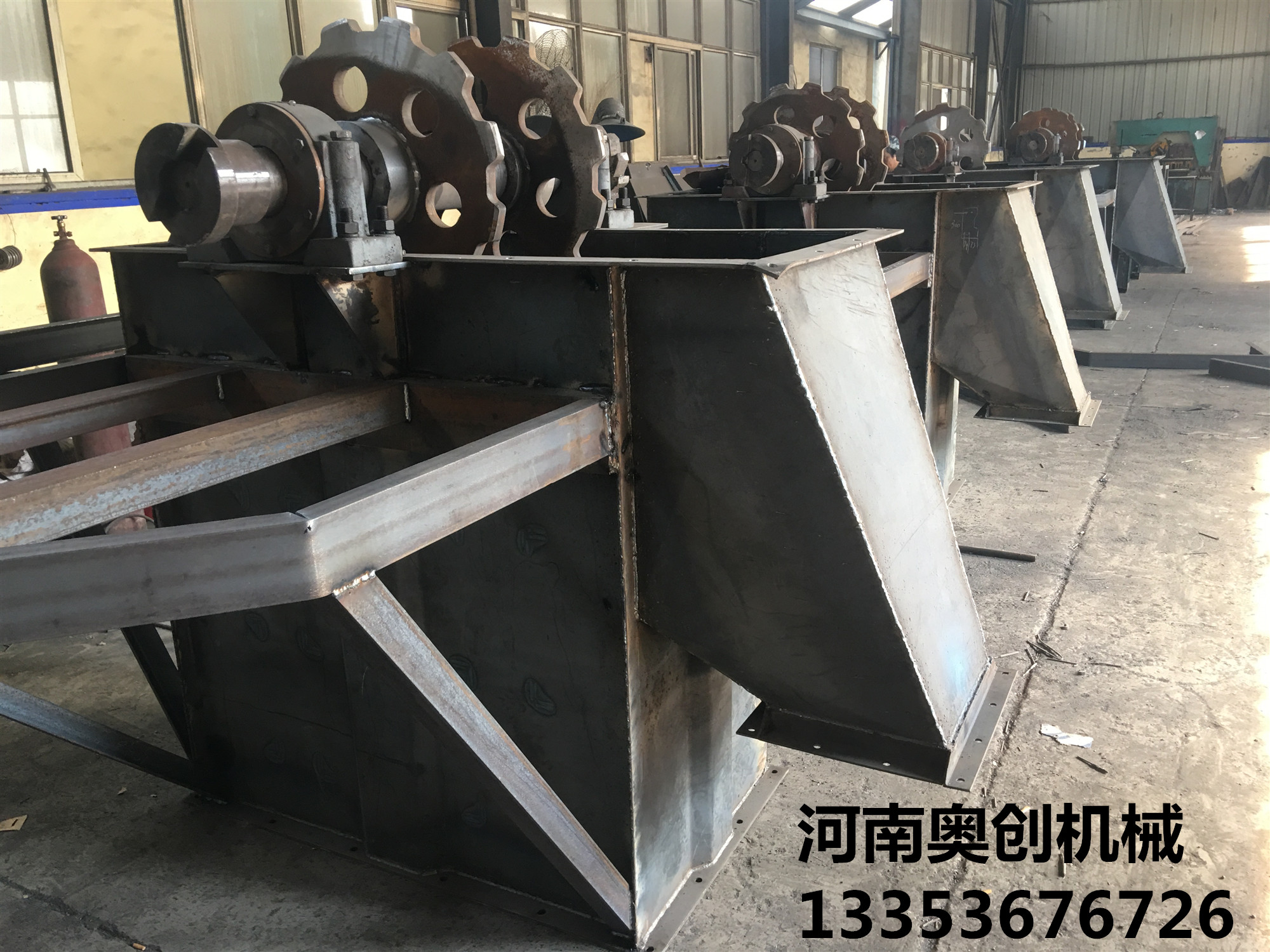 板鏈（liàn）提升機機頭生產中