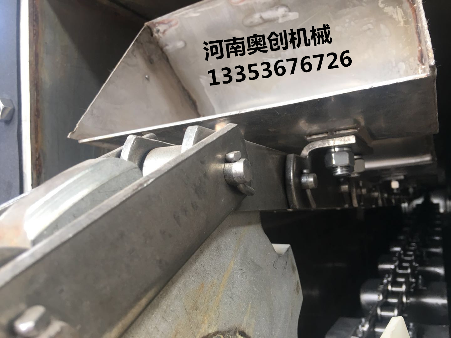 不鏽（xiù）鋼板（bǎn）鏈鬥式提（tí）升機展示2