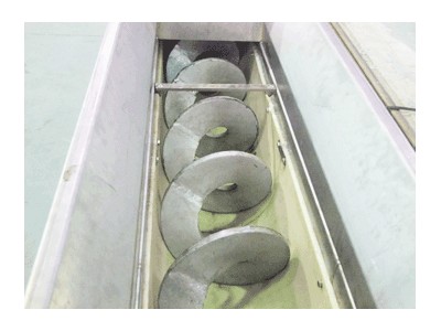 工（gōng）業汙泥使用無軸螺旋輸送（sòng）機的優（yōu）勢